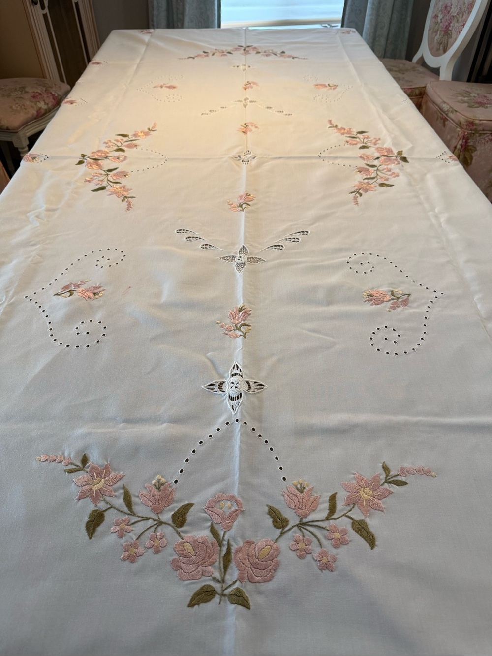 VTG White Floral Embroidered Tablecloth Lace Pink Crocheted Trim 60"x120"